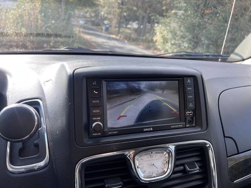 Used 2015 Chrysler Town & Country Touring w/ Driver Convenience Group image 17