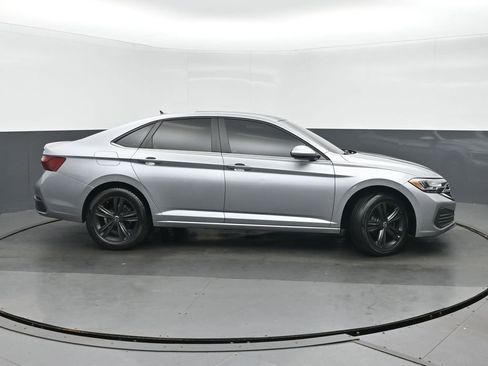 Used 2023 Volkswagen Jetta SE w/ Panoramic Sunroof Package FWD image 2