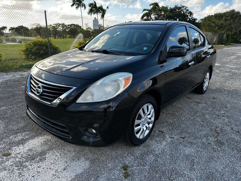 Used 2012 Nissan Versa SV image 1