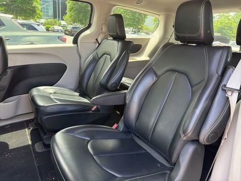 Used 2023 Chrysler Pacifica Touring-L FWD image 24