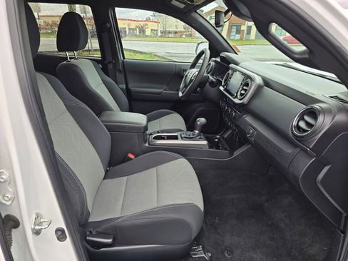 Used 2022 Toyota Tacoma TRD Off-Road AWD/4WD image 11