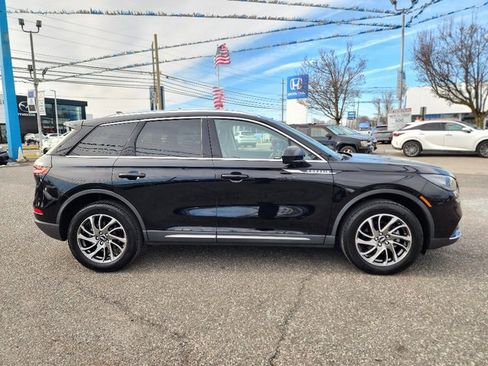 Used 2022 Lincoln Corsair Standard w/ Equipment Group 101A image 6