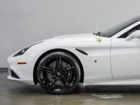 Used 2015 Ferrari California T image 17