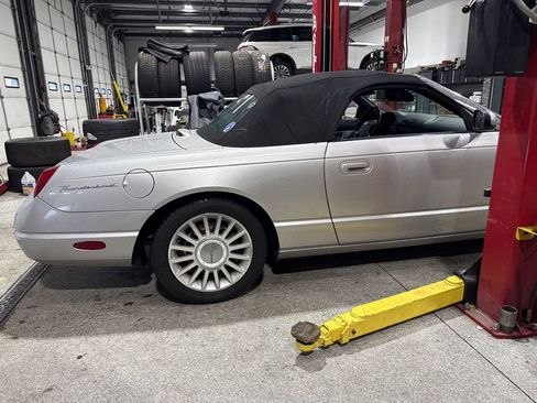 Used 2004 Ford Thunderbird image 26