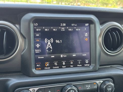 Used 2023 Jeep Gladiator Sport AWD/4WD image 18