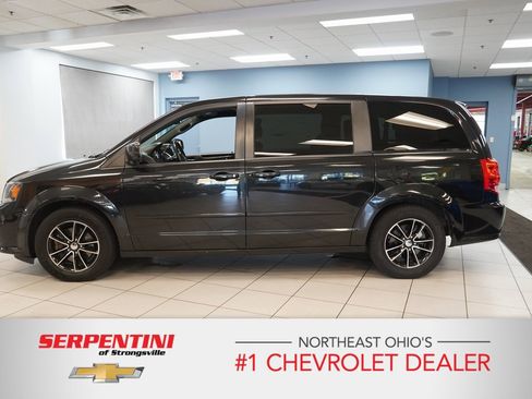 Used 2017 Dodge Grand Caravan SE image 2
