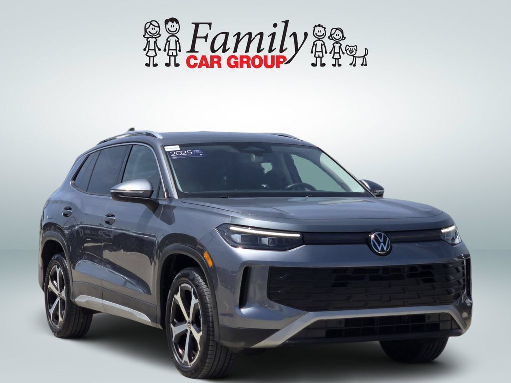 Used 2025 Volkswagen Tiguan SE AWD/4WD image 2