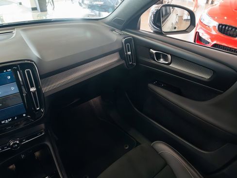 Used 2022 Volvo XC40 P8 Recharge Plus AWD/4WD image 11