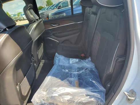 New 2025 Jeep Grand Cherokee Summit image 16