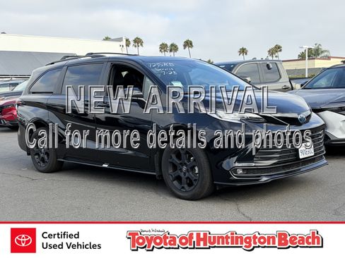 Certified 2025 Toyota Sienna XLE Woodland Edition AWD/4WD image 1
