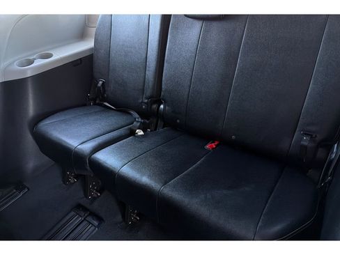 Used 2020 Toyota Sienna SE w/ SE Preferred Package FWD image 17