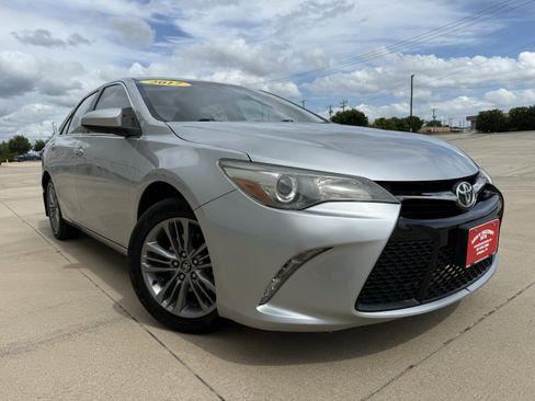 Used 2017 Toyota Camry SE w/ Moonroof Package FWD image 3