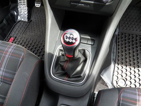 Used 2013 Volkswagen Golf 4-Door FWD image 16