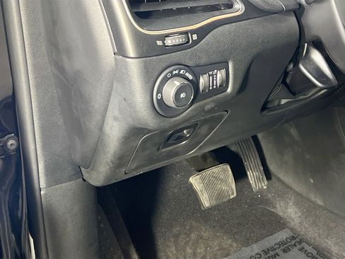 Used 2022 Jeep Cherokee Trailhawk AWD/4WD image 10