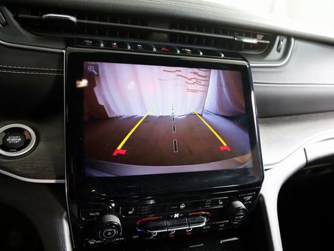 Used 2022 Jeep Grand Cherokee Limited image 18