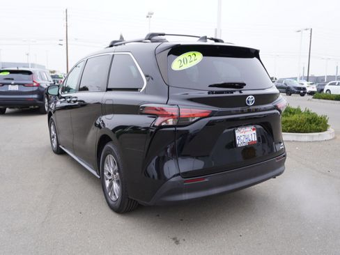 Used 2022 Toyota Sienna XLE image 8