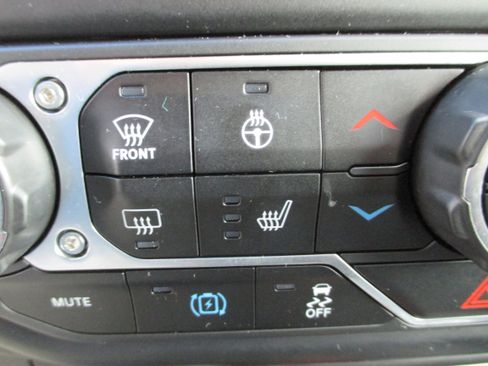 Used 2023 Jeep Wrangler Unlimited Sahara w/ Cold Weather Group image 17