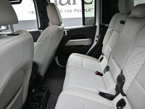 Used 2023 Jeep Gladiator Overland AWD/4WD image 22
