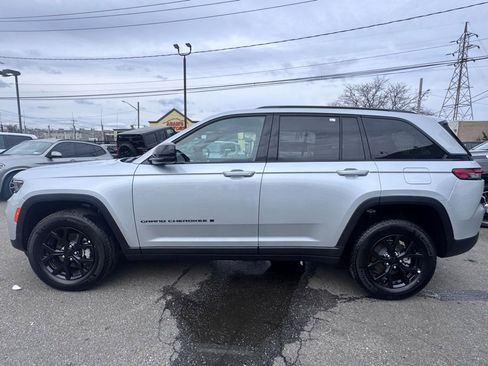 New 2025 Jeep Grand Cherokee Altitude image 4