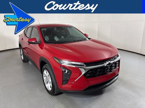 New 2026 Chevrolet Trax LS w/ LS Convenience Package FWD image 1