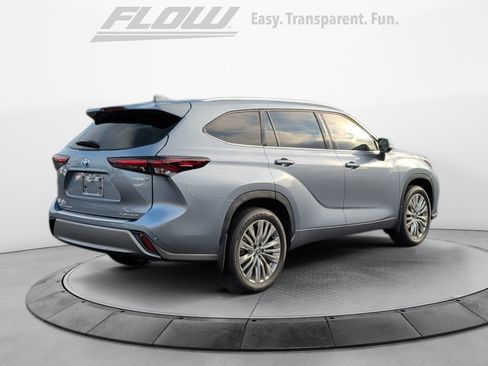 Used 2024 Toyota Highlander Platinum FWD image 9
