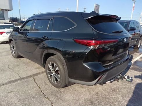 Used 2021 Toyota Highlander XLE AWD/4WD image 3