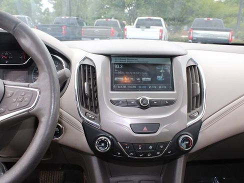 Used 2018 Chevrolet Cruze Premier FWD image 2