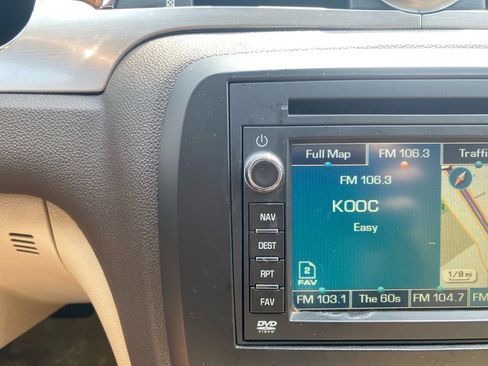 Used 2010 Buick Enclave CXL image 17