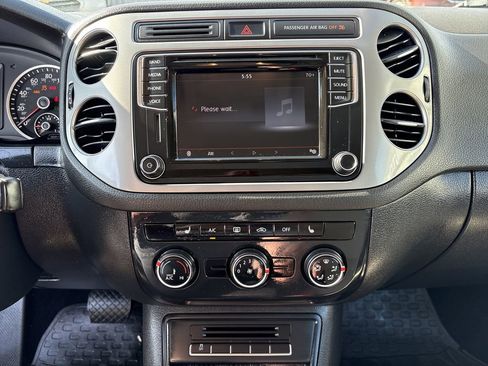 Used 2017 Volkswagen Tiguan S image 17