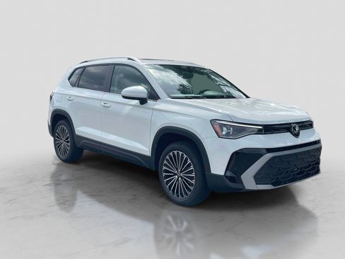 New 2026 Volkswagen Taos SE FWD image 1