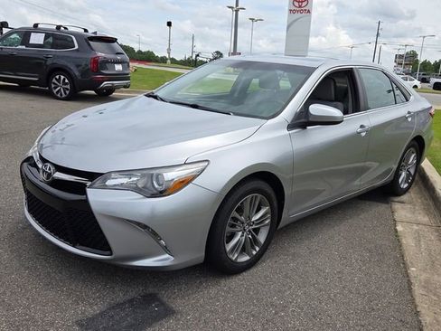 Used 2017 Toyota Camry SE w/ Moonroof Package FWD image 3