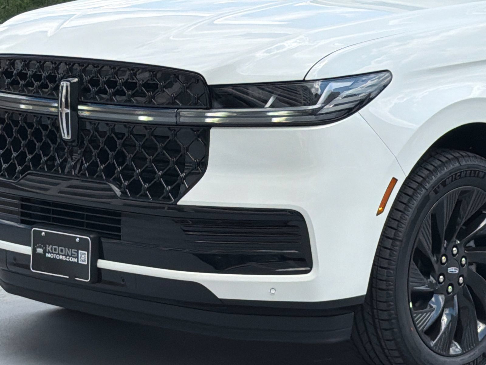 New 2026 Lincoln Navigator Reserve w/ Jet Appearance Package AWD/4WD image 2