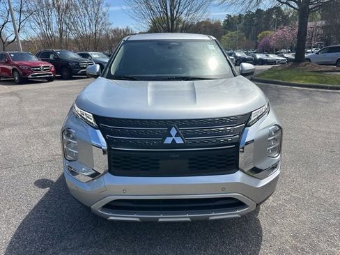 Used 2022 Mitsubishi Outlander SE image 2