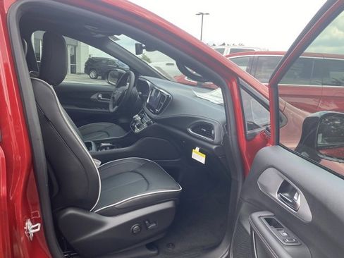 New 2026 Chrysler Pacifica Limited w/ S Appearance Package image 28