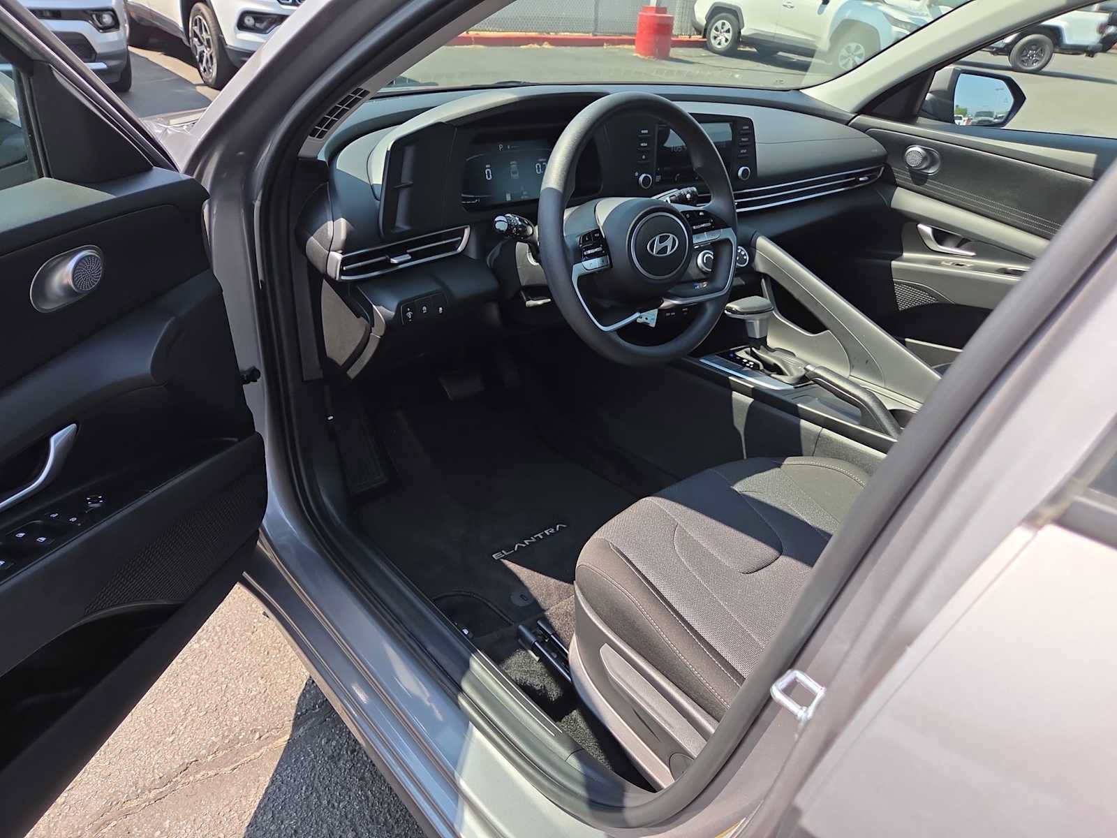 Used 2025 Hyundai Elantra SE FWD image 10