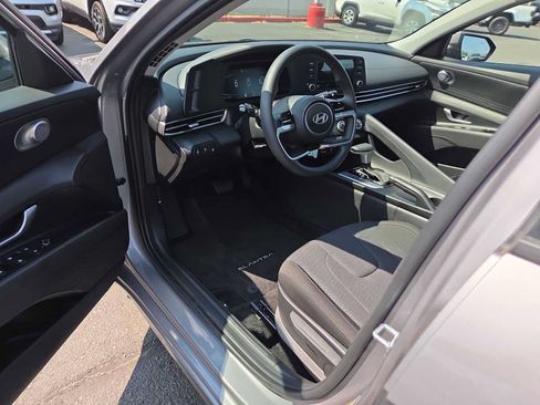 Used 2025 Hyundai Elantra SE FWD image 10