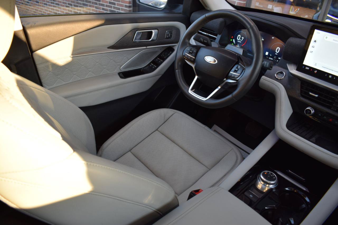 Used 2025 Ford Explorer Platinum w/ LUX Leather Package AWD/4WD image 23