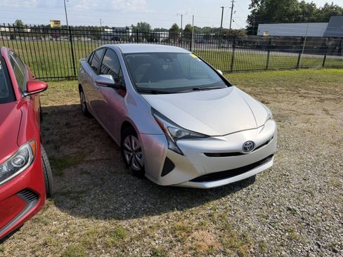 Used 2017 Toyota Prius Four FWD image 3