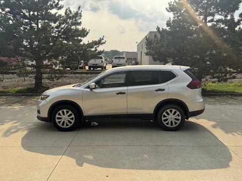 Used 2018 Nissan Rogue S AWD/4WD image 3