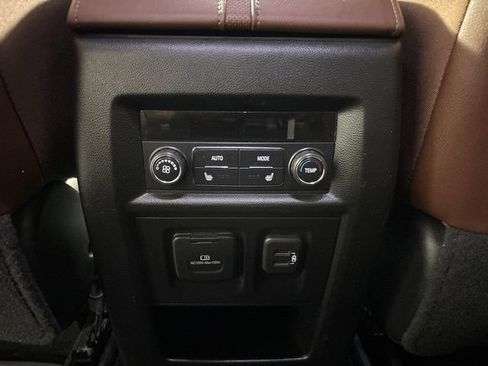 Used 2018 Chevrolet Traverse High Country AWD/4WD image 36