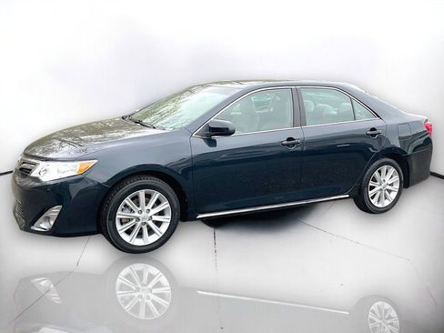 Used 2014 Toyota Camry XLE w/ Leather Package FWD image 2