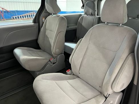 Used 2017 Toyota Sienna L FWD image 16