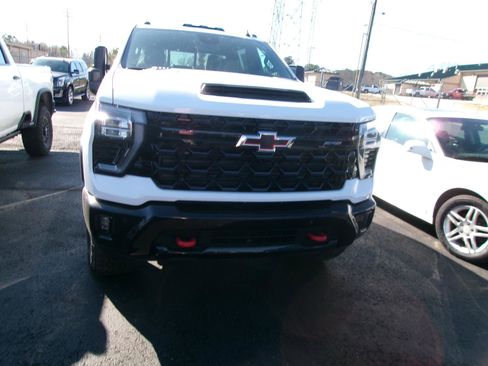 New 2026 Chevrolet Silverado 2500 ZR2 image 13