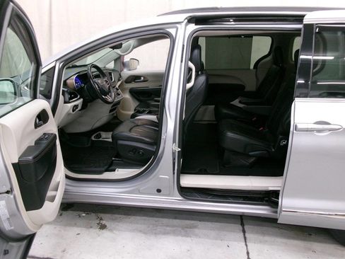 Used 2017 Chrysler Pacifica Touring-L FWD image 11