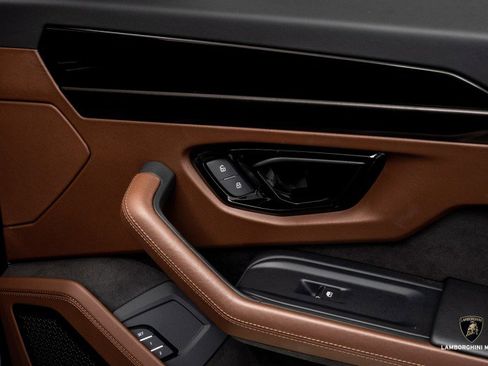 Used 2025 Lamborghini Urus SE image 38