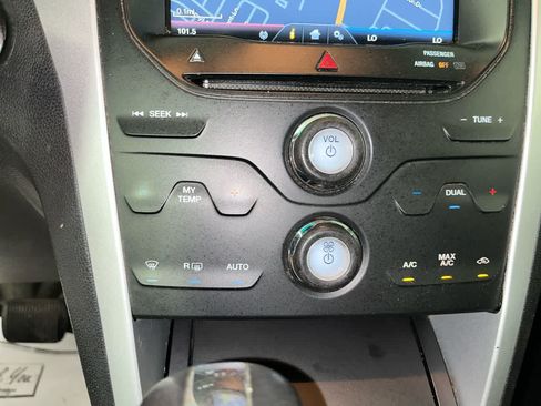 Used 2015 Ford Explorer XLT w/ Equipment Group 202B AWD/4WD image 21