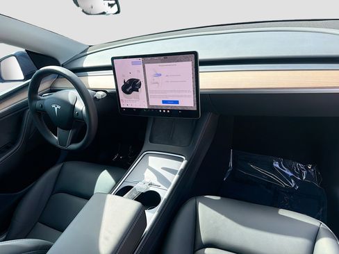 Used 2025 Tesla Model Y Long Range AWD/4WD image 31