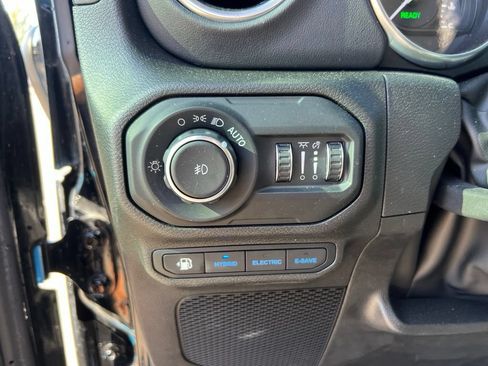 Used 2022 Jeep Wrangler Unlimited Sahara AWD/4WD image 11
