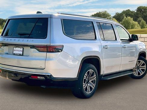 Used 2024 Jeep Wagoneer L Series II w/ Flexible Seating Group AWD/4WD image 12
