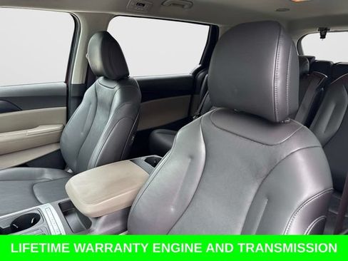 Used 2025 Kia Carnival FWD image 23